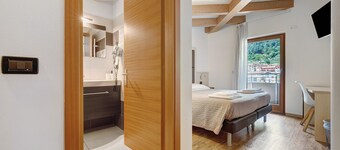 Room 'Camera Matrimoniale' with Mountain View, Wi-Fi and Air Conditioning