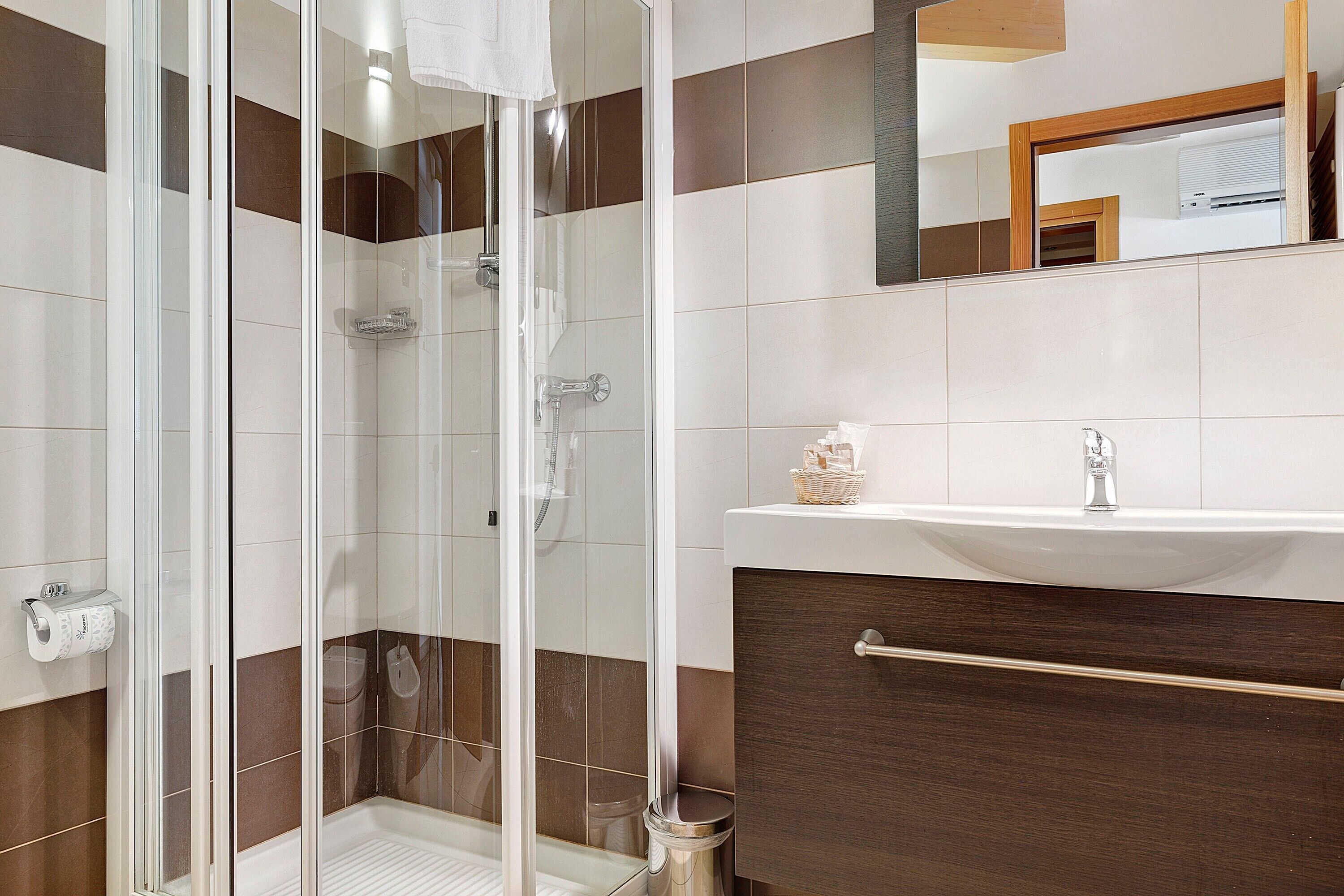 Een douche, een haardroger, handdoeken