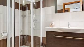 Een douche, een haardroger, handdoeken