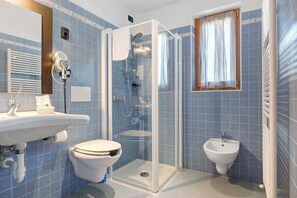 Shower, hair dryer, towels - Room 'Camera Matrimoniale' with Mountain View, Wi-Fi and Air Conditioning (Mori)