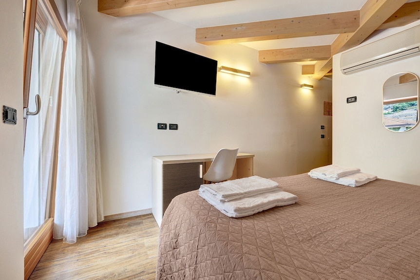 Room 'Camera Matrimoniale' With Mountain View, Wi-fi And Air Conditioning - Ala