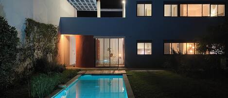 حمّام سباحة خارجي