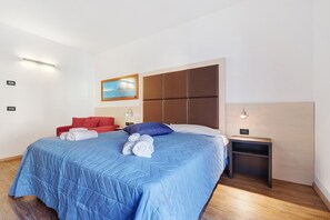 1 bedroom, WiFi, bed sheets - Room 'Camera Matrimoniale' with Mountain View, Wi-Fi and Air Conditioning (Mori)