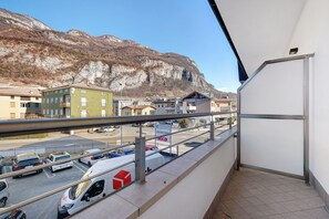 Property grounds - Room 'Camera Matrimoniale' with Mountain View, Wi-Fi and Air Conditioning (Mori)