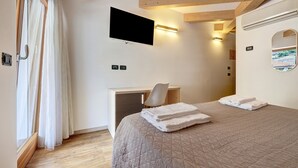 1 bedroom, WiFi, bed sheets - Room 'Camera Matrimoniale' with Mountain View, Wi-Fi and Air Conditioning (Mori)
