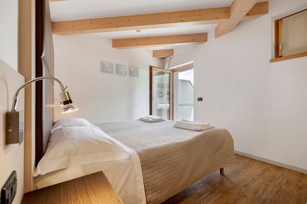 1 bedroom, WiFi, bed sheets - Room 'Camera Matrimoniale' with Mountain View, Wi-Fi and Air Conditioning (Mori)