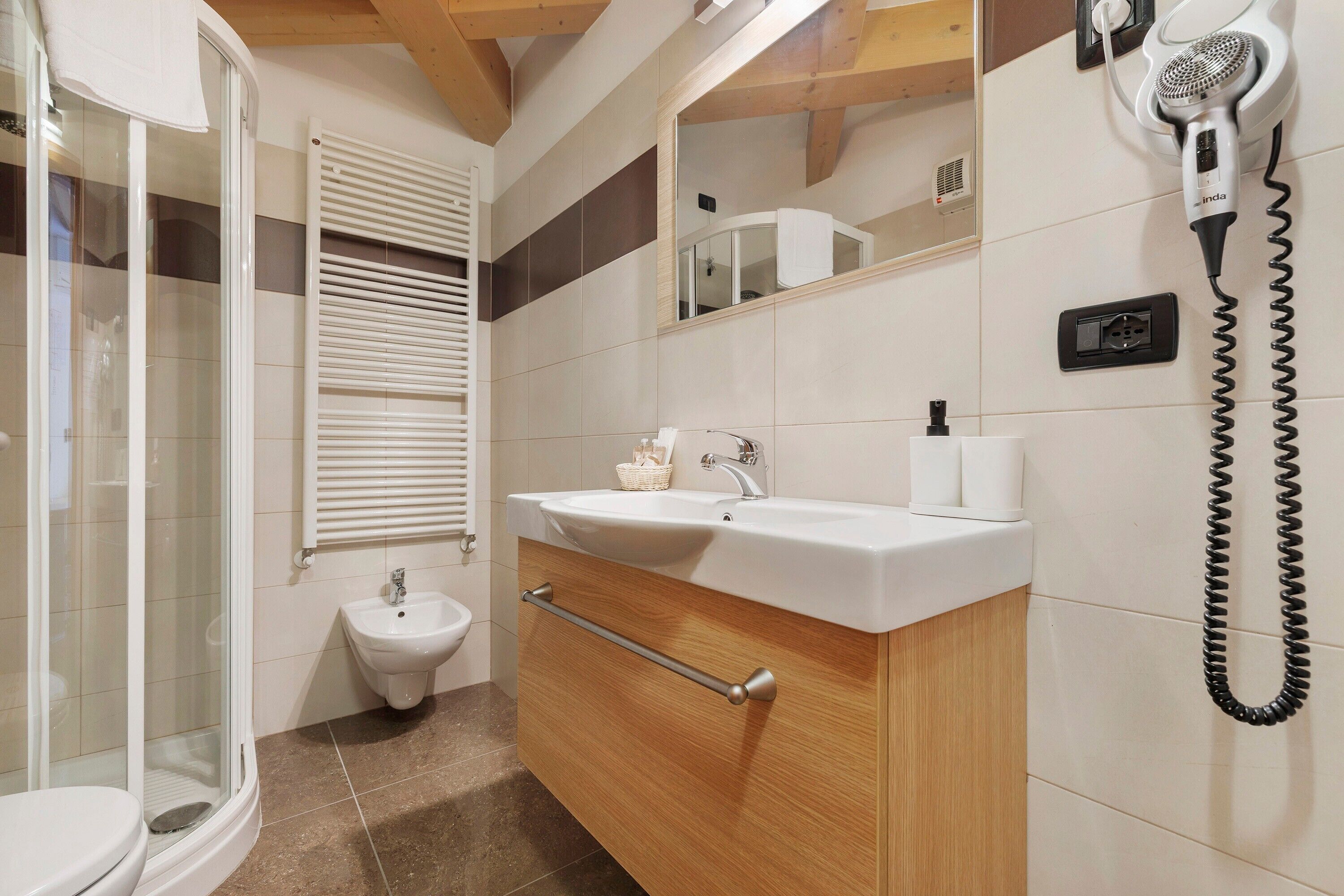 Een douche, een haardroger, handdoeken