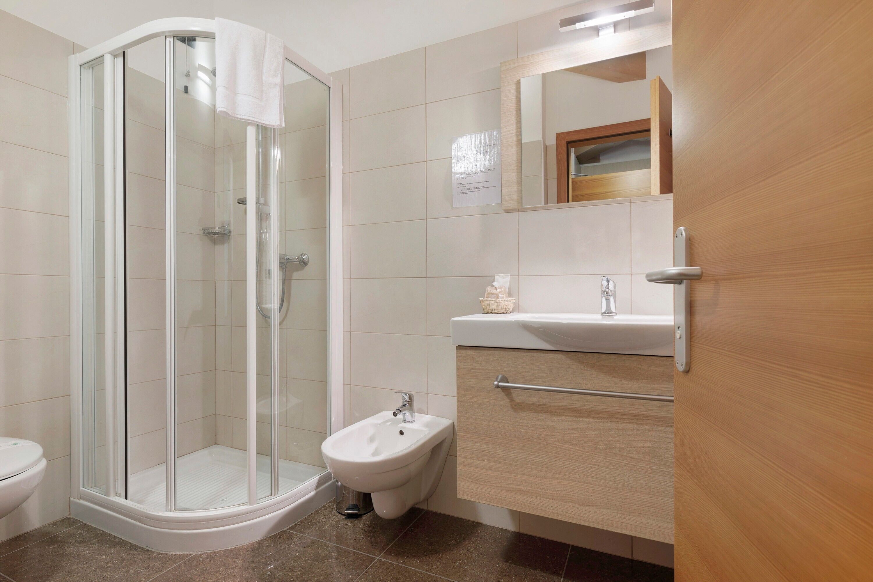 Een douche, een haardroger, handdoeken