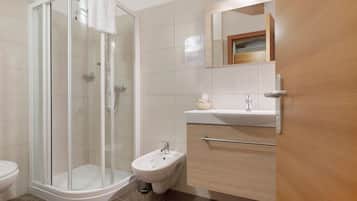 Een douche, een haardroger, handdoeken