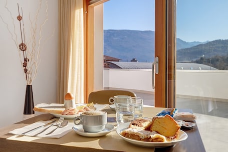 Speisen. Zimmer „Camera Matrimoniale“ mit Bergblick, WLAN und Klimaanlage
