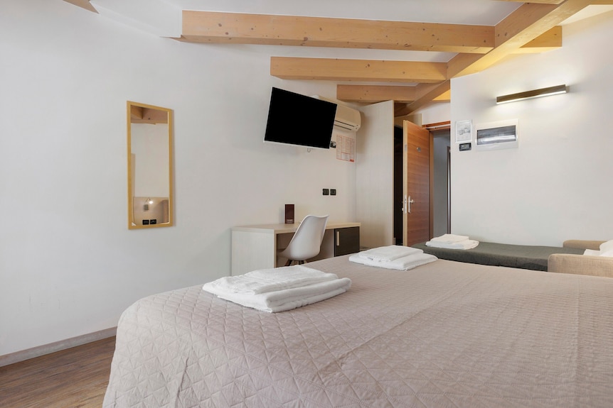 Room 'Camera Matrimoniale' With Mountain View, Wi-fi And Air Conditioning - アラ