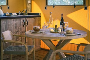 Luxury Tent (Calépine) | Living area - You & Me Glamping (Moncontour)