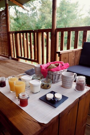 Free daily on-the-go breakfast - You & Me Glamping (Moncontour)