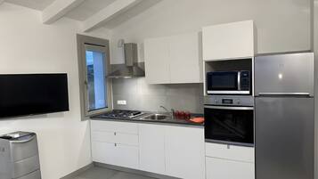 Kühlschrank, Mikrowelle, Ofen, Herdplatte