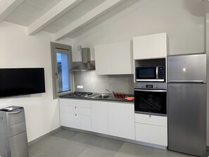 Kühlschrank, Mikrowelle, Ofen, Herdplatte