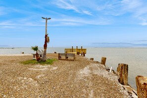 Beach - Waterfront cozy home w/kitchen, movie room, WIFI, hot tub, patio and great view (Corpus Christi)