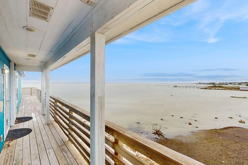 Waterfront cozy home w/kitchen, movie room, WIFI, hot tub, patio and great view