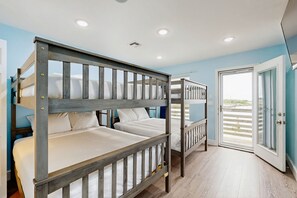 4 bedrooms, Internet, bed sheets - Waterfront cozy home w/kitchen, movie room, WIFI, hot tub, patio and great view (Corpus Christi)
