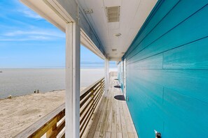 Property grounds - Waterfront cozy home w/kitchen, movie room, WIFI, hot tub, patio and great view (Corpus Christi)