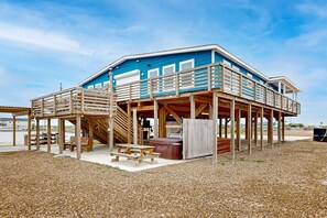 Outdoor dining - Waterfront cozy home w/kitchen, movie room, WIFI, hot tub, patio and great view (Corpus Christi)