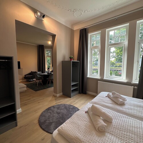 Uferresidenz: Altbau-Juwel am Küstenkanal mit Terrasse & Garten