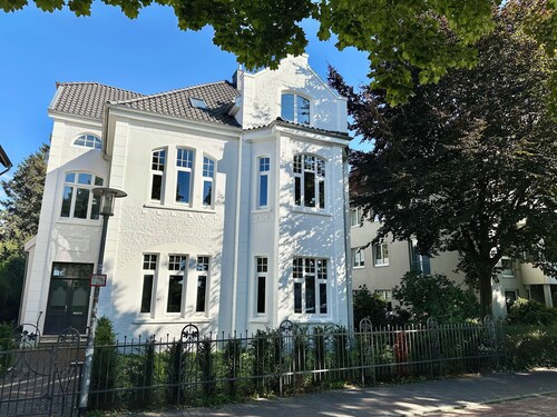 Uferresidenz: Altbau-Juwel am Küstenkanal mit Terrasse & Garten