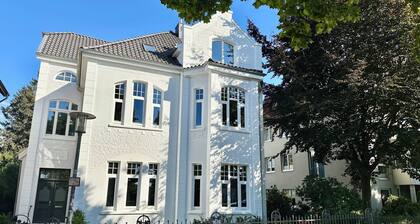 Uferresidenz: Altbau-Juwel am Küstenkanal mit Terrasse & Garten