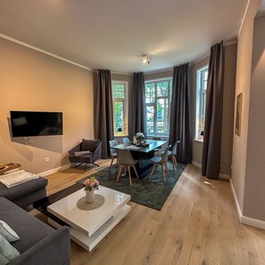 Smart TV - Shore residence: old building jewel on the coastal canal with terrace & garden (Oldenburg)
