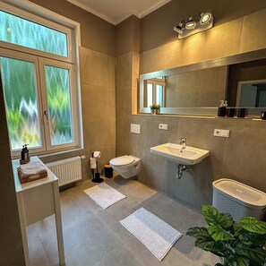 Shower, hair dryer, towels, soap - Shore residence: old building jewel on the coastal canal with terrace & garden (Oldenburg)
