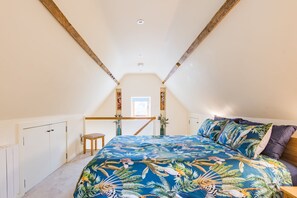 Desk, iron/ironing board, WiFi - The Stable, Preston, Kent (Preston)