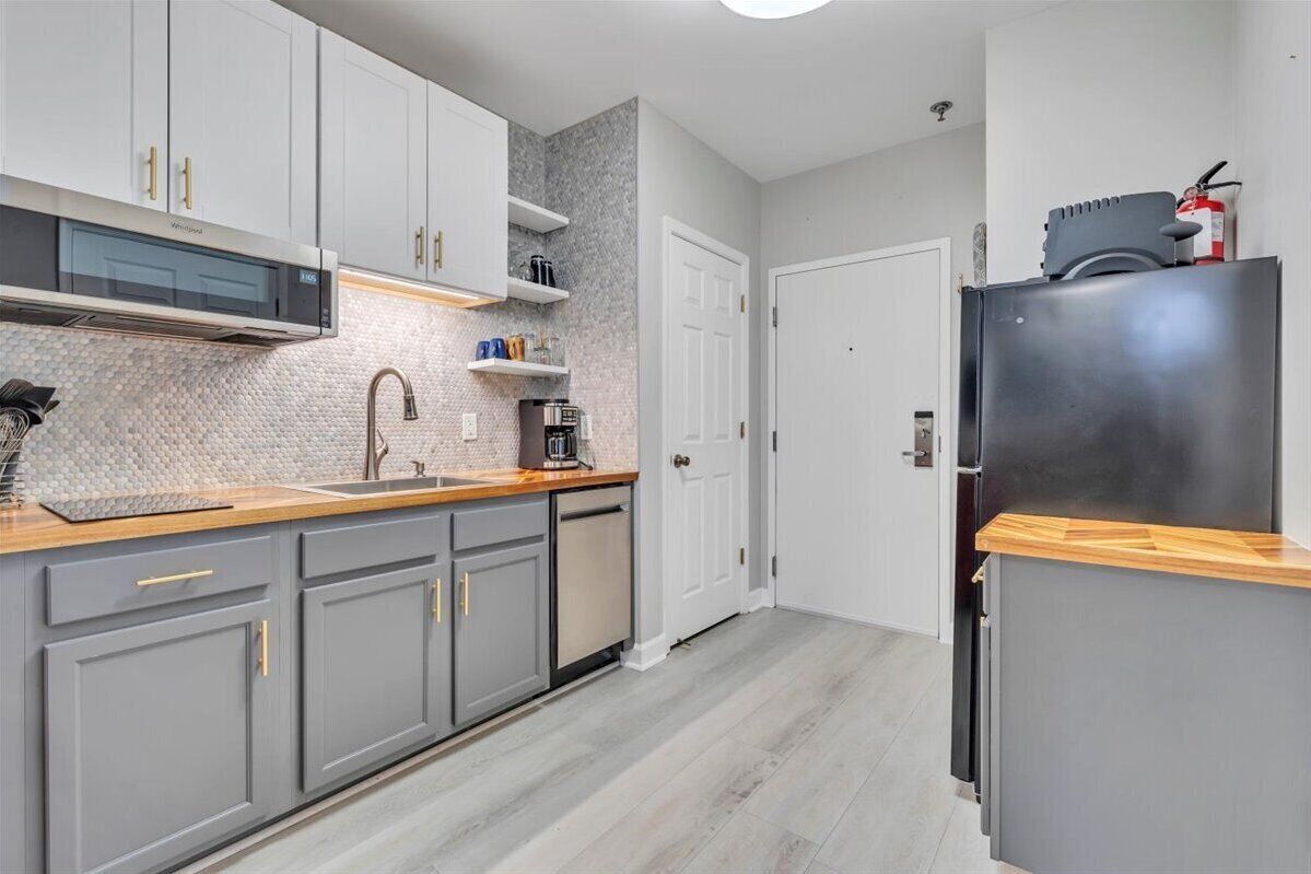 Réfrigérateur, micro-ondes, lave-vaisselle, cafetière/bouilloire