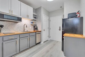 Fridge, microwave, dishwasher, coffee/tea maker - #3402 - Studio Suite - Mariners Landing (Bedford County)