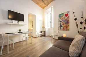Apartment | Wohnbereich | Flachbildfernseher