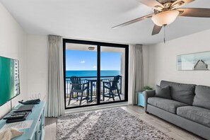 Condo, 1 Katil Raja (King) dengan Katil Sofa (SunDestin 402) | Ruang tamu