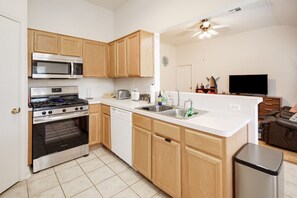 Jääkaappi, mikroaaltouuni, uuni, liesi