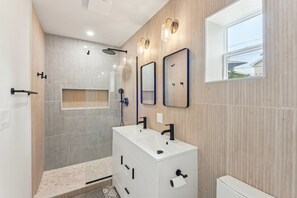 Een douche, een haardroger, handdoeken, zeep
