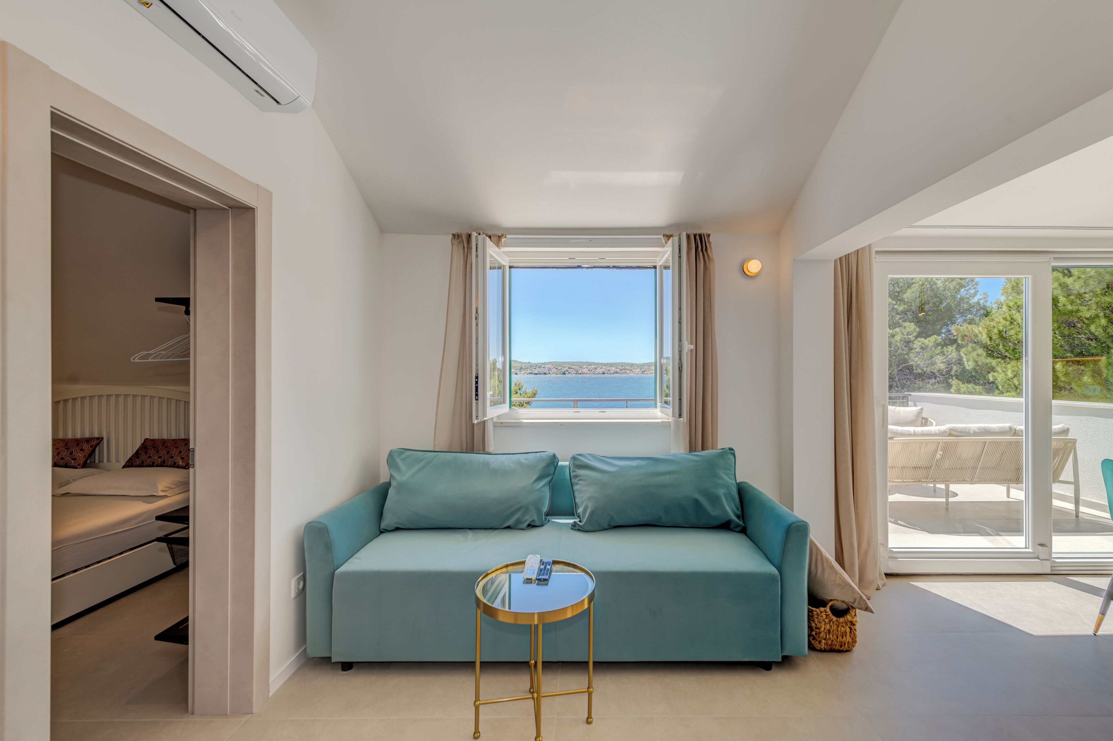 Luxe penthouse, uitzicht op zee | Woonruimte | Een 100-cm smart-tv met digitale zenders