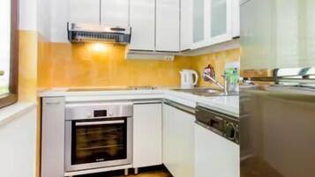 Kylskåp, ugn, spishäll och espressobryggare