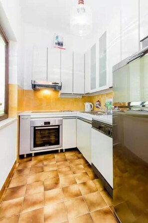 冷蔵庫、オーブン、コンロ、エスプレッソマシン