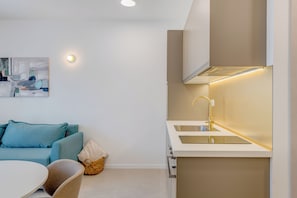 Luxury Apartment, Sea View | Dapur peribadi | Peti sejuk, ketuhar, dapur, pembancuh kopi espreso 