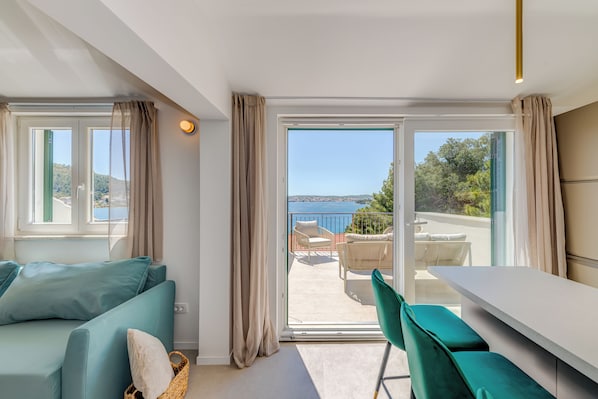 Luxury-Penthouse, Meerblick | Wohnbereich | 100-cm-Smart-TV mit Digitalempfang