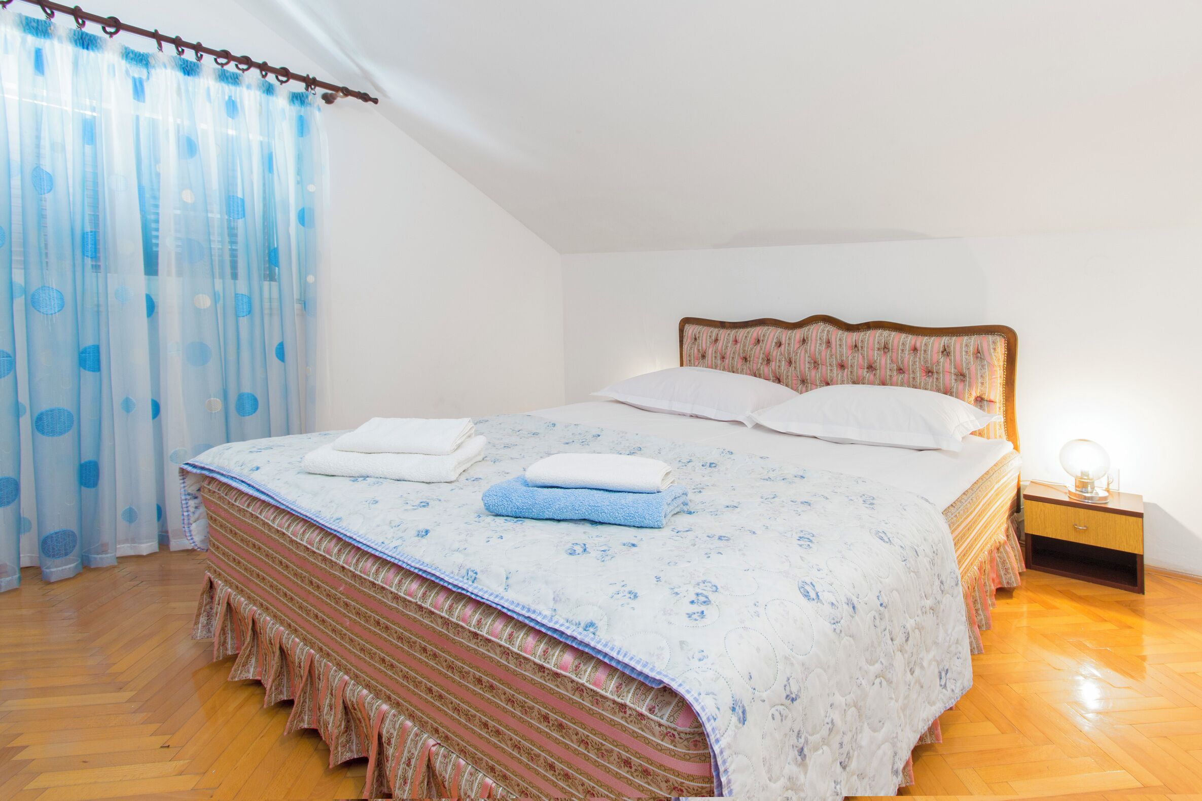 Hochwertige Bettwaren, Daunenbettdecken, Pillowtop-Betten, Schreibtisch