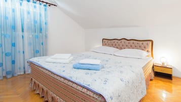 Hochwertige Bettwaren, Daunenbettdecken, Pillowtop-Betten, Schreibtisch