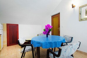 Kühlschrank, Ofen, Herdplatte, Espressomaschine