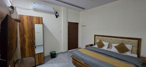 Deluxe Double Room | Free WiFi - Hotel SK Grand Comfy Nature Stay (Rishikesh)