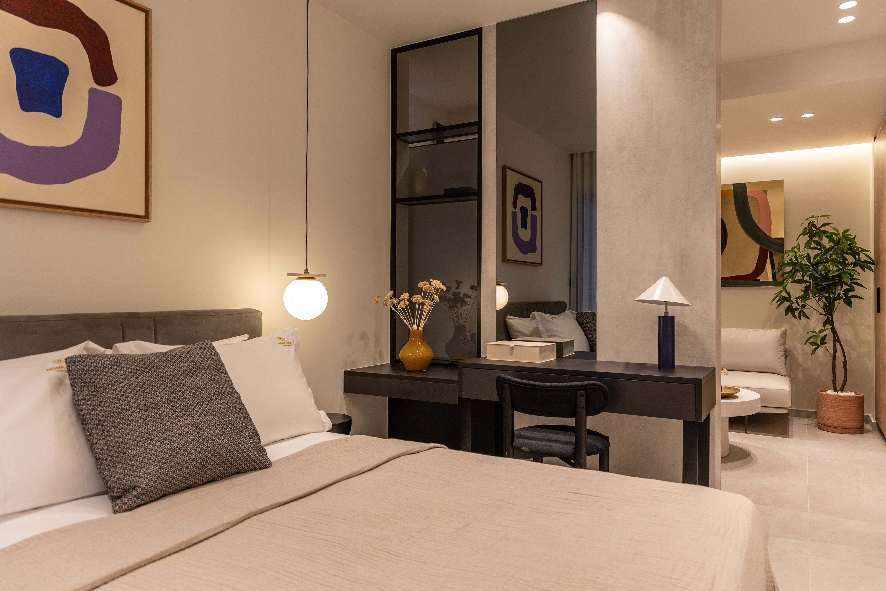 Skrivebord, strykejern/-brett, wi-fi (inkludert) og sengetøy