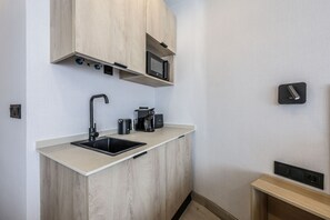 Deluxe Double Room, City View | Private kitchen | Mini-fridge, microwave, cookware/dishes/utensils - Habitaciones San Bernardo 20 (Madrid)