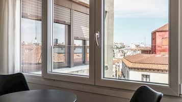Habitación doble Deluxe, vista a la ciudad | Área de sala de estar