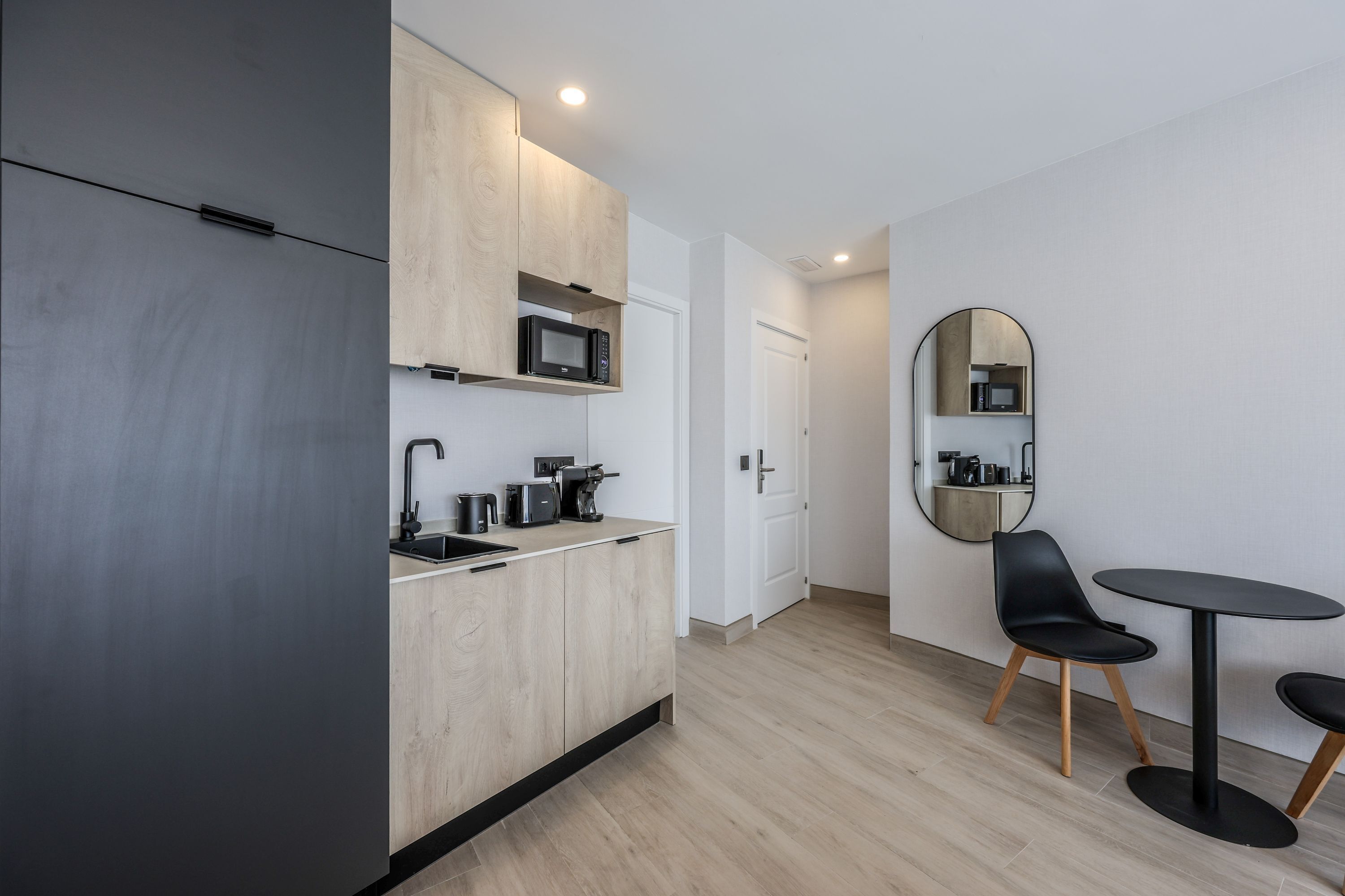 Kahden hengen deluxe-huone, kaupunkinäköala | Yksityinen keittiö | Minijääkaappi, mikroaaltouuni, keittoastiat/astiat/ruokailuvälineet