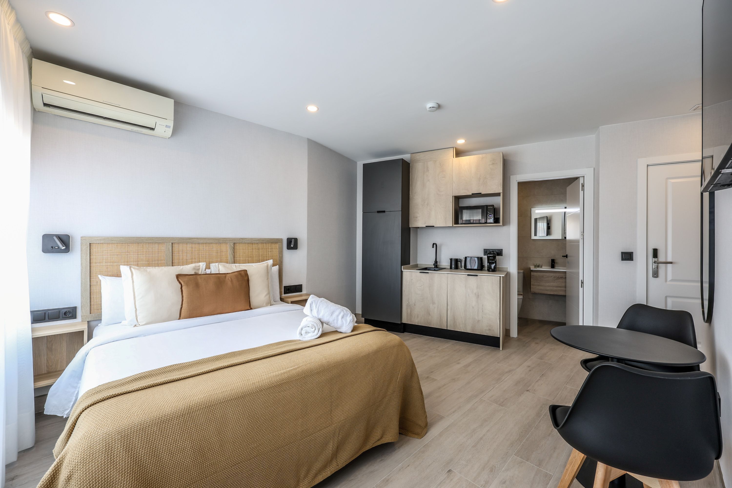 Kahden hengen deluxe-huone, kaupunkinäköala | Kannettavalle tietokoneelle sopiva työtila, ilmainen Wi-Fi